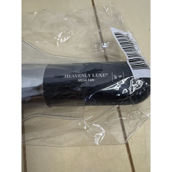 It Cosmetics Fan Bronzer Brush NIB - Picture 2 of 3